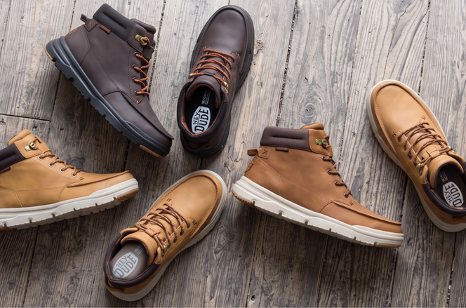 HEYDUDE Easy Boots Bradley in bruin en cognac op een houten vloer